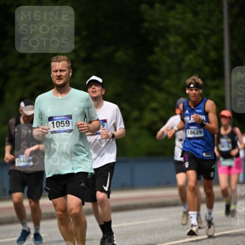 29.06.2025 - hella hamburg halbmarathon Dr. Thomas Lammeyer http://msf.ph/oto/8252122 29.06.2025 10:35:03 Kennedybrücke 1059, 1472, 1773, 2097, 2414, 2505, 2569, 3131, 3443, 4561, 4817, 5437, 5943, 6057, 6195, 6546, 6616, 6620, 6725, 6787, 7071, 7351, 7604, 7772, 8050, 8792, 9576, 9937, 10989 meine-sportfotos.de