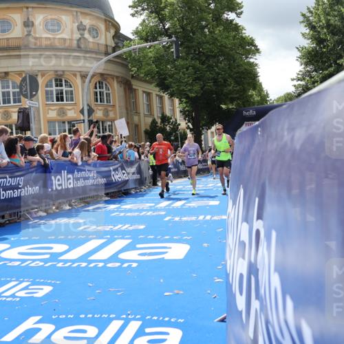 29.06.2025 - hella hamburg halbmarathon Strokosch-Dieckow http://msf.ph/oto/8252134 29.06.2025 10:40:50 Ziel 1631, 1677, 1882, 2750, 4634, 4889, 5014, 5026, 5745, 6429, 7080, 7109, 7378, 8074, 8629, 9547, 9979, 10369, 10934, 11959, 12088, 12385, 13029, 13158, 14092, 14661, 15351, 15689, 16201, 16249, 16347, 17032, 17486, 17720, 18173 meine-sportfotos.de