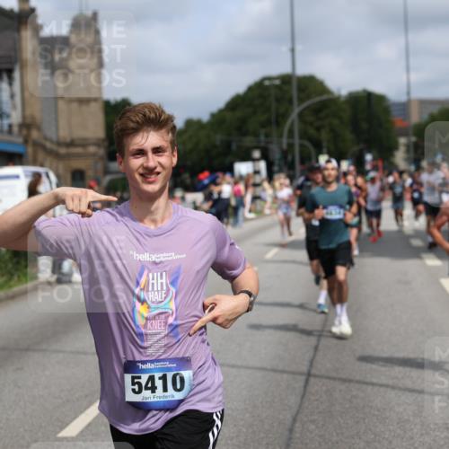 29.06.2025 - hella hamburg halbmarathon Yannick Fuchs http://msf.ph/oto/8252138 29.06.2025 10:35:33 20KM 1136, 1631, 1677, 2568, 2797, 2949, 3332, 3618, 4205, 4303, 4380, 4634, 4871, 4889, 5007, 5014, 5026, 5410, 5709, 6429, 6683, 6771, 7080, 7284, 7378, 7774, 7796, 8074, 8122, 8966, 9358, 9640, 9659, 9711, 9755, 9979, 10375, 10783, 10934, 10978, 11062, 11765, 11922, 11959, 12292, 12365, 12385, 12895, 13268, 13457, 14555, 14661, 14820, 15164, 15247, 16201, 16249, 16347, 16599, 17720, 17834, 17971, 18045, 18049, 18399, 18412, 18573 meine-sportfotos.de