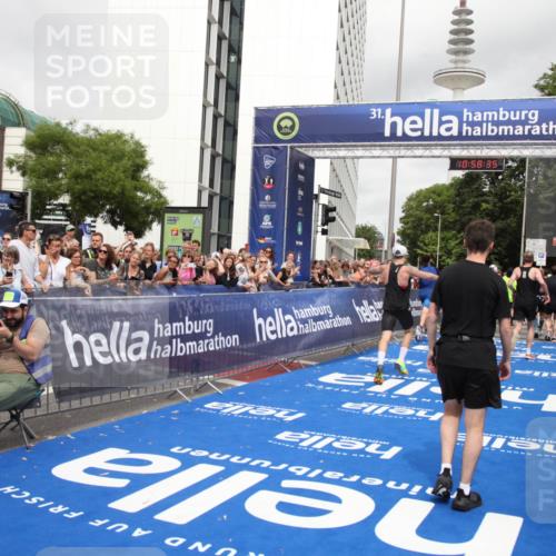29.06.2025 - hella hamburg halbmarathon Michael Strokosch http://msf.ph/oto/8252148 29.06.2025 10:58:34 Ziel 3251, 4767, 5341, 5347, 7082, 7476, 9316, 11808, 12712, 12879, 14355, 16531, 17415, 18556, 18891, 19166 meine-sportfotos.de