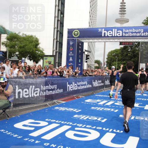 29.06.2025 - hella hamburg halbmarathon Michael Strokosch http://msf.ph/oto/8252183 29.06.2025 10:58:34 Ziel 3251, 4767, 5341, 5347, 7082, 7476, 9316, 11808, 12712, 12879, 14355, 16531, 17415, 18556, 18891, 19166 meine-sportfotos.de