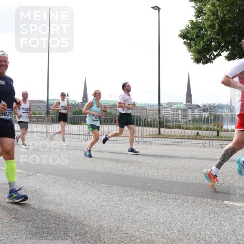 29.06.2025 - hella hamburg halbmarathon Lena Gebhardt http://msf.ph/oto/8252184 29.06.2025 10:45:44 Lombardsbrücke 1004, 1033, 1060, 1085, 1100, 1104, 1421, 1426, 1555, 1713, 1798, 1854, 1867, 1868, 1983, 2008, 2216, 2217, 2398, 2522, 2550, 2657, 2664, 2917, 2954, 2965, 2973, 3357, 3377, 3879, 3993, 4099, 4102, 4104, 4224, 4306, 4317, 4388, 4504, 4572, 4820, 5044, 5099, 5108, 5339, 5635, 5636, 5949, 6133, 6150, 6333, 6623, 6763, 6788, 6911, 6922, 6980, 7268, 7283, 7356, 7530, 7541, 7605, 7859, 8605, 8745, 9120, 9121, 9426, 9620, 10030, 10182, 10225, 10327, 10329, 10367, 10511, 11314 meine-sportfotos.de