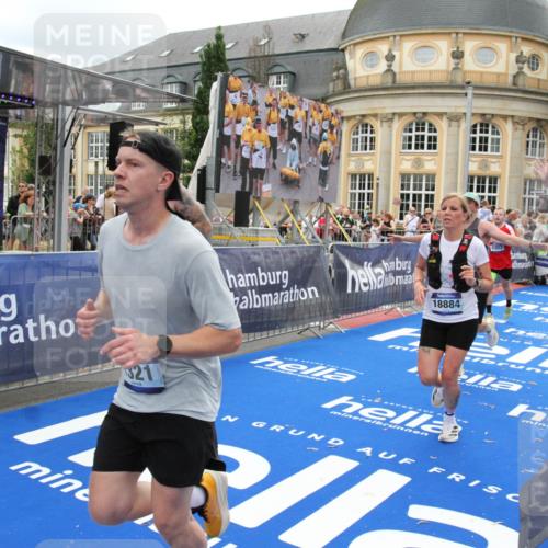 29.06.2025 - hella hamburg halbmarathon Michael Strokosch http://msf.ph/oto/8252195 29.06.2025 10:50:09 Ziel 1216, 1321, 1507, 2020, 3296, 3562, 7176, 7657, 8313, 9031, 9303, 9965, 12203, 13225, 13282, 13758, 14257, 16403, 18228, 18657, 18658, 18884 meine-sportfotos.de