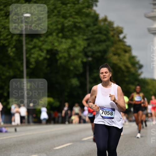 29.06.2025 - hella hamburg halbmarathon Dr. Thomas Lammeyer http://msf.ph/oto/8252207 29.06.2025 10:14:23 Kennedybrücke 1052, 1186, 1456, 1483, 1513, 4389, 7058, 7250, 7685, 8685, 9150, 9681, 9829, 9988 meine-sportfotos.de