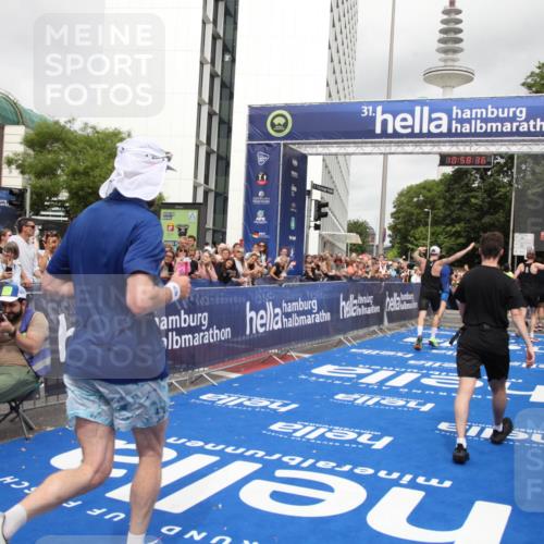 29.06.2025 - hella hamburg halbmarathon Michael Strokosch http://msf.ph/oto/8252211 29.06.2025 10:58:34 Ziel 3251, 4767, 5341, 5347, 7082, 7476, 9316, 11808, 12712, 12879, 14355, 16531, 17415, 18556, 18891, 19166 meine-sportfotos.de