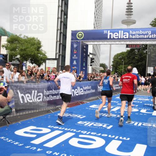 29.06.2025 - hella hamburg halbmarathon Michael Strokosch http://msf.ph/oto/8252249 29.06.2025 10:58:37 Ziel 2619, 2978, 3251, 4467, 5341, 6595, 7082, 7659, 9316, 12712, 12809, 12879, 18501, 18556, 19166 meine-sportfotos.de