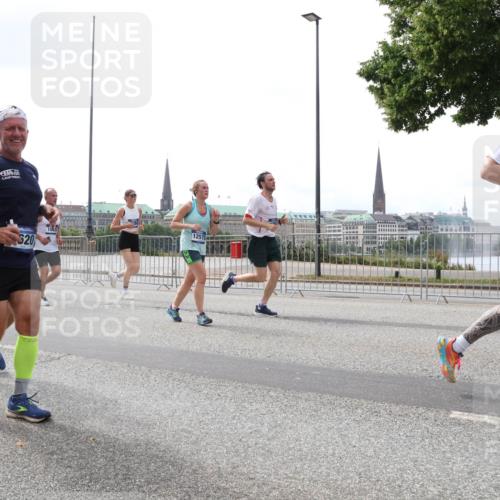29.06.2025 - hella hamburg halbmarathon Lena Gebhardt http://msf.ph/oto/8252265 29.06.2025 10:45:44 Lombardsbrücke 1004, 1033, 1060, 1085, 1100, 1104, 1421, 1426, 1555, 1713, 1798, 1854, 1867, 1868, 1983, 2008, 2216, 2217, 2398, 2522, 2550, 2657, 2664, 2917, 2954, 2965, 2973, 3357, 3377, 3879, 3993, 4099, 4102, 4104, 4224, 4306, 4317, 4388, 4504, 4572, 4820, 5044, 5099, 5108, 5339, 5635, 5636, 5949, 6133, 6150, 6333, 6623, 6763, 6788, 6911, 6922, 6980, 7268, 7283, 7356, 7530, 7541, 7605, 7859, 8605, 8745, 9120, 9121, 9426, 9620, 10030, 10182, 10225, 10327, 10329, 10367, 10511, 11314 meine-sportfotos.de