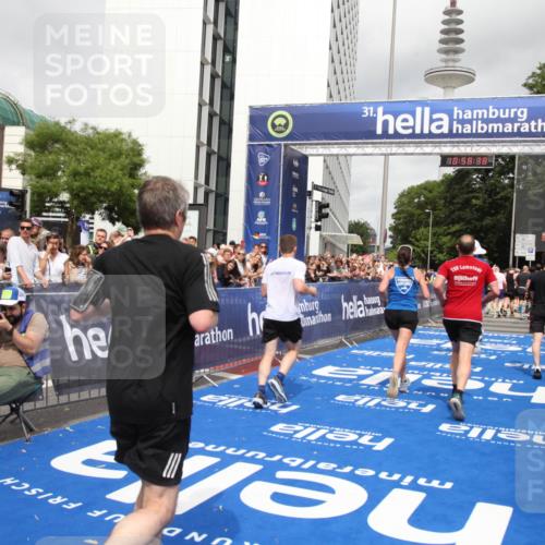 29.06.2025 - hella hamburg halbmarathon Michael Strokosch http://msf.ph/oto/8252287 29.06.2025 10:58:37 Ziel 2619, 2978, 3251, 4467, 5341, 6595, 7082, 7659, 9316, 12712, 12809, 12879, 18501, 18556, 19166 meine-sportfotos.de