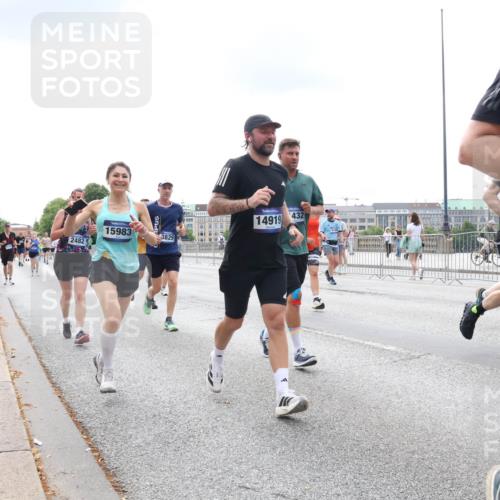 29.06.2025 - hella hamburg halbmarathon Lena Gebhardt http://msf.ph/oto/8252299 29.06.2025 10:34:13 Lombardsbrücke 1417, 1672, 1705, 1787, 1896, 2265, 2412, 2464, 2482, 2496, 2510, 2511, 2526, 2801, 2933, 3145, 3264, 3340, 3345, 3829, 3848, 4479, 4540, 4807, 4824, 4826, 4942, 5561, 5566, 5584, 5609, 5691, 5821, 5822, 5887, 6105, 6364, 6515, 6516, 6571, 6574, 6956, 7027, 7324, 7329, 7565, 8202, 8277, 8349, 8375, 8377, 8383, 8401, 8705, 8965, 9094, 9379, 9875, 9995, 10007, 10071, 10360, 10561, 10564, 11872, 13957, 16682, 16919, 17230, 18158, 18941 meine-sportfotos.de