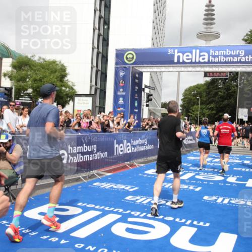 29.06.2025 - hella hamburg halbmarathon Michael Strokosch http://msf.ph/oto/8252328 29.06.2025 10:58:38 Ziel 2619, 2978, 3251, 4467, 5341, 6595, 7082, 7659, 9316, 12712, 12809, 12879, 13694, 18501, 18556 meine-sportfotos.de