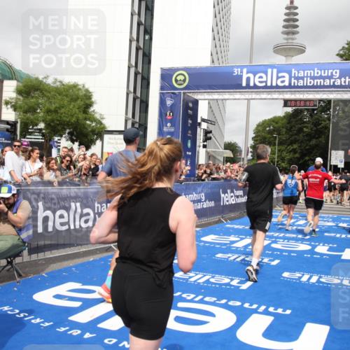 29.06.2025 - hella hamburg halbmarathon Michael Strokosch http://msf.ph/oto/8252347 29.06.2025 10:58:38 Ziel 2619, 2978, 3251, 4467, 5341, 6595, 7082, 7659, 9316, 12712, 12809, 12879, 13694, 18501, 18556 meine-sportfotos.de