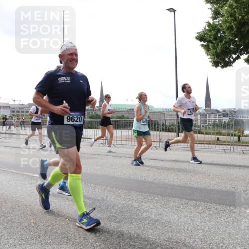 29.06.2025 - hella hamburg halbmarathon Lena Gebhardt http://msf.ph/oto/8252356 29.06.2025 10:45:44 Lombardsbrücke 1004, 1033, 1060, 1085, 1100, 1104, 1421, 1426, 1555, 1713, 1798, 1854, 1867, 1868, 1983, 2008, 2216, 2217, 2398, 2522, 2550, 2657, 2664, 2917, 2954, 2965, 2973, 3357, 3377, 3879, 3993, 4099, 4102, 4104, 4224, 4306, 4317, 4388, 4504, 4572, 4820, 5044, 5099, 5108, 5339, 5635, 5636, 5949, 6133, 6150, 6333, 6623, 6763, 6788, 6911, 6922, 6980, 7268, 7283, 7356, 7530, 7541, 7605, 7859, 8605, 8745, 9120, 9121, 9426, 9620, 10030, 10182, 10225, 10327, 10329, 10367, 10511, 11314 meine-sportfotos.de