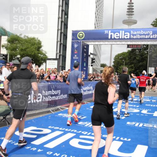 29.06.2025 - hella hamburg halbmarathon Michael Strokosch http://msf.ph/oto/8252367 29.06.2025 10:58:39 Ziel 2619, 2978, 3251, 4467, 5341, 6595, 7082, 7659, 8322, 9316, 12712, 12809, 12862, 12879, 13694, 18501, 18556 meine-sportfotos.de