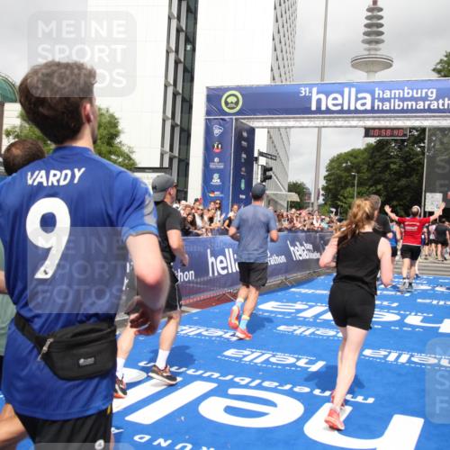 29.06.2025 - hella hamburg halbmarathon Michael Strokosch http://msf.ph/oto/8252405 29.06.2025 10:58:39 Ziel 2619, 2978, 3251, 4467, 5341, 6595, 7082, 7659, 8322, 9316, 12712, 12809, 12862, 12879, 13694, 18501, 18556 meine-sportfotos.de
