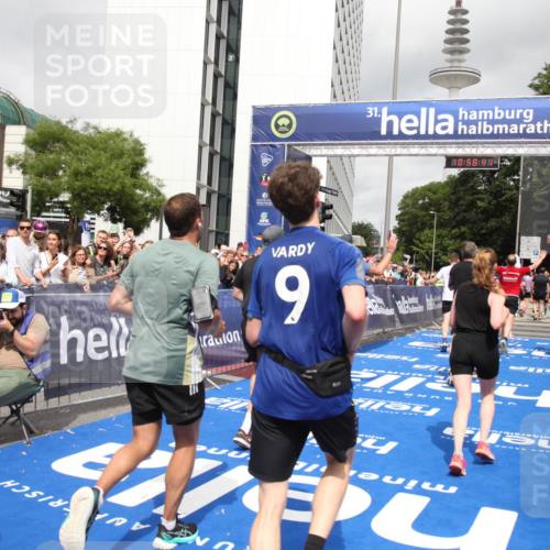29.06.2025 - hella hamburg halbmarathon Michael Strokosch http://msf.ph/oto/8252428 29.06.2025 10:58:39 Ziel 2619, 2978, 3251, 4467, 5341, 6595, 7082, 7659, 8322, 9316, 12712, 12809, 12862, 12879, 13694, 18501, 18556 meine-sportfotos.de