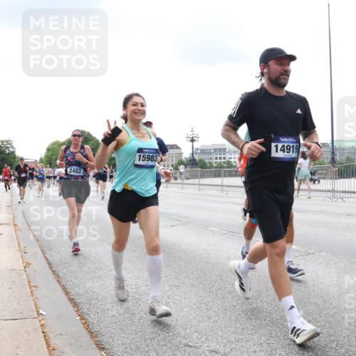 29.06.2025 - hella hamburg halbmarathon Lena Gebhardt http://msf.ph/oto/8252434 29.06.2025 10:34:13 Lombardsbrücke 1417, 1672, 1705, 1787, 1896, 2265, 2412, 2464, 2482, 2496, 2510, 2511, 2526, 2801, 2933, 3145, 3264, 3340, 3345, 3829, 3848, 4479, 4540, 4807, 4824, 4826, 4942, 5561, 5566, 5584, 5609, 5691, 5821, 5822, 5887, 6105, 6364, 6515, 6516, 6571, 6574, 6956, 7027, 7324, 7329, 7565, 8202, 8277, 8349, 8375, 8377, 8383, 8401, 8705, 8965, 9094, 9379, 9875, 9995, 10007, 10071, 10360, 10561, 10564, 11872, 13957, 16682, 16919, 17230, 18158, 18941 meine-sportfotos.de