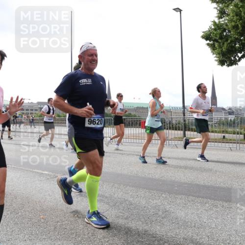 29.06.2025 - hella hamburg halbmarathon Lena Gebhardt http://msf.ph/oto/8252435 29.06.2025 10:45:44 Lombardsbrücke 1004, 1033, 1060, 1085, 1100, 1104, 1421, 1426, 1555, 1713, 1798, 1854, 1867, 1868, 1983, 2008, 2216, 2217, 2398, 2522, 2550, 2657, 2664, 2917, 2954, 2965, 2973, 3357, 3377, 3879, 3993, 4099, 4102, 4104, 4224, 4306, 4317, 4388, 4504, 4572, 4820, 5044, 5099, 5108, 5339, 5635, 5636, 5949, 6133, 6150, 6333, 6623, 6763, 6788, 6911, 6922, 6980, 7268, 7283, 7356, 7530, 7541, 7605, 7859, 8605, 8745, 9120, 9121, 9426, 9620, 10030, 10182, 10225, 10327, 10329, 10367, 10511, 11314 meine-sportfotos.de