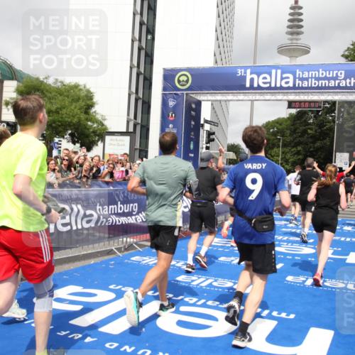 29.06.2025 - hella hamburg halbmarathon Michael Strokosch http://msf.ph/oto/8252453 29.06.2025 10:58:40 Ziel 2619, 2978, 3251, 4467, 5341, 6592, 6595, 7082, 7659, 8322, 9316, 12712, 12809, 12862, 12879, 13694, 18501, 18556 meine-sportfotos.de