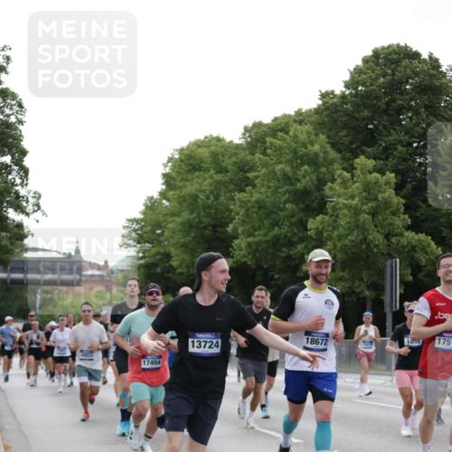 29.06.2025 - hella hamburg halbmarathon Jannik Wohlers http://msf.ph/oto/8252467 29.06.2025 10:31:07 Lombardsbrücke 1844, 4953, 5165, 5846, 5965, 6078, 6546, 6573, 6640, 7772, 9183, 9812, 9883, 10240, 10586, 11587, 12381, 12758, 13724, 15024, 15222, 15575, 15725, 16541, 16978, 17043, 17404, 17517, 17706, 17989, 18390, 18507, 18613, 18672, 18883, 18943, 19068, 19233 meine-sportfotos.de