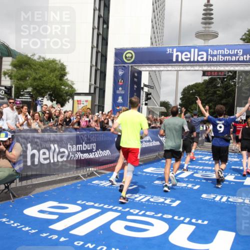 29.06.2025 - hella hamburg halbmarathon Michael Strokosch http://msf.ph/oto/8252469 29.06.2025 10:58:41 Ziel 2619, 2978, 3251, 4467, 5341, 6592, 6595, 7082, 7659, 8322, 9316, 12712, 12809, 12862, 12879, 13694, 15197, 18501, 18556, 18587 meine-sportfotos.de