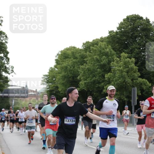29.06.2025 - hella hamburg halbmarathon Jannik Wohlers http://msf.ph/oto/8252482 29.06.2025 10:31:07 Lombardsbrücke 1844, 4953, 5165, 5846, 5965, 6078, 6546, 6573, 6640, 7772, 9183, 9812, 9883, 10240, 10586, 11587, 12381, 12758, 13724, 15024, 15222, 15575, 15725, 16541, 16978, 17043, 17404, 17517, 17706, 17989, 18390, 18507, 18613, 18672, 18883, 18943, 19068, 19233 meine-sportfotos.de
