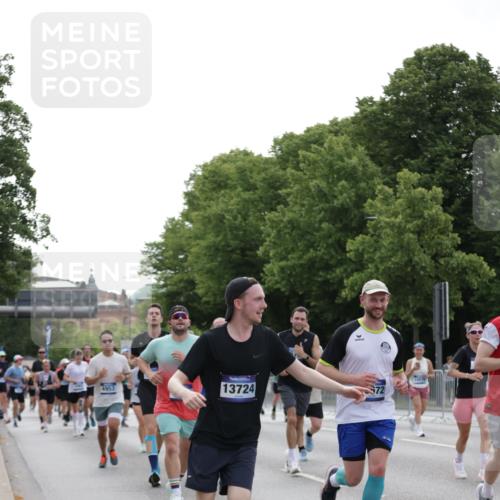 29.06.2025 - hella hamburg halbmarathon Jannik Wohlers http://msf.ph/oto/8252493 29.06.2025 10:31:07 Lombardsbrücke 1844, 4953, 5165, 5846, 5965, 6078, 6546, 6573, 6640, 7772, 9183, 9812, 9883, 10240, 10586, 11587, 12381, 12758, 13724, 15024, 15222, 15575, 15725, 16541, 16978, 17043, 17404, 17517, 17706, 17989, 18390, 18507, 18613, 18672, 18883, 18943, 19068, 19233 meine-sportfotos.de