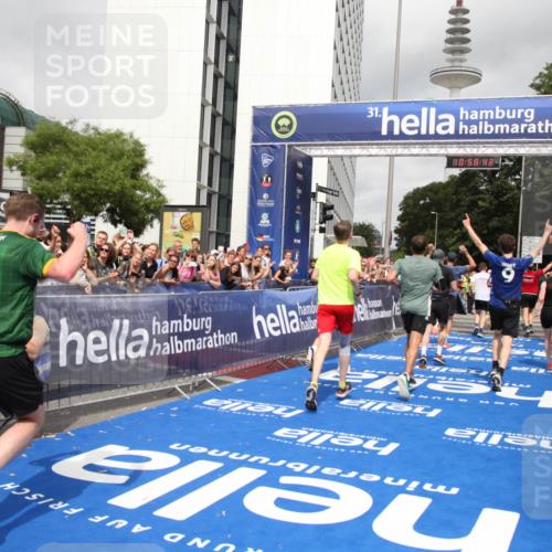 29.06.2025 - hella hamburg halbmarathon Michael Strokosch http://msf.ph/oto/8252499 29.06.2025 10:58:41 Ziel 2619, 2978, 3251, 4467, 5341, 6592, 6595, 7082, 7659, 8322, 9316, 12712, 12809, 12862, 12879, 13694, 15197, 18501, 18556, 18587 meine-sportfotos.de