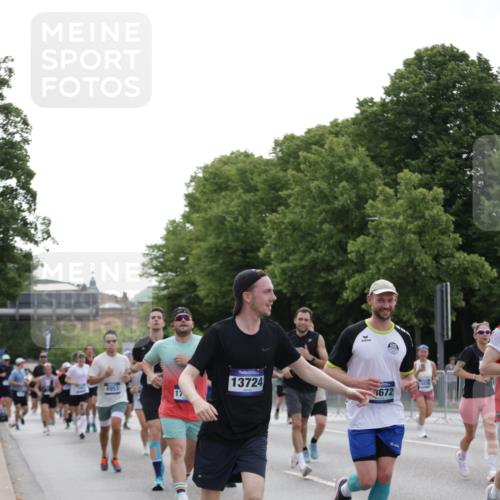 29.06.2025 - hella hamburg halbmarathon Jannik Wohlers http://msf.ph/oto/8252501 29.06.2025 10:31:07 Lombardsbrücke 1844, 4953, 5165, 5846, 5965, 6078, 6546, 6573, 6640, 7772, 9183, 9812, 9883, 10240, 10586, 11587, 12381, 12758, 13724, 15024, 15222, 15575, 15725, 16541, 16978, 17043, 17404, 17517, 17706, 17989, 18390, 18507, 18613, 18672, 18883, 18943, 19068, 19233 meine-sportfotos.de