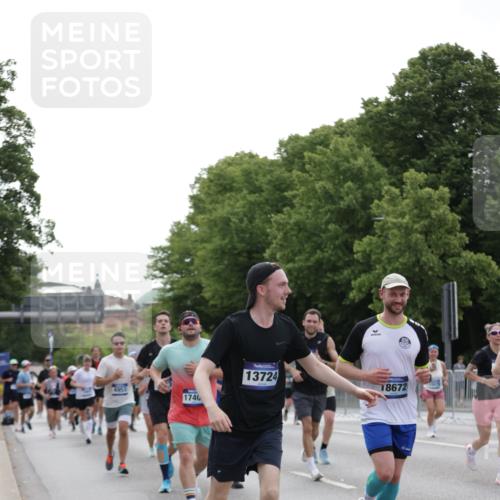 29.06.2025 - hella hamburg halbmarathon Jannik Wohlers http://msf.ph/oto/8252533 29.06.2025 10:31:07 Lombardsbrücke 1844, 4953, 5165, 5846, 5965, 6078, 6546, 6573, 6640, 7772, 9183, 9812, 9883, 10240, 10586, 11587, 12381, 12758, 13724, 15024, 15222, 15575, 15725, 16541, 16978, 17043, 17404, 17517, 17706, 17989, 18390, 18507, 18613, 18672, 18883, 18943, 19068, 19233 meine-sportfotos.de