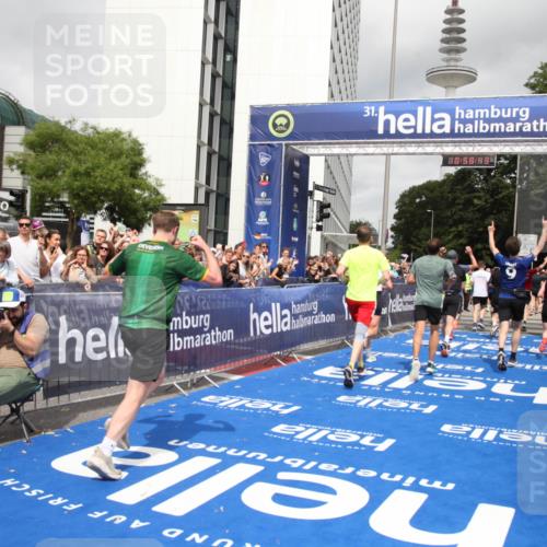 29.06.2025 - hella hamburg halbmarathon Michael Strokosch http://msf.ph/oto/8252541 29.06.2025 10:58:41 Ziel 2619, 2978, 3251, 4467, 5341, 6592, 6595, 7082, 7659, 8322, 9316, 12712, 12809, 12862, 12879, 13694, 15197, 18501, 18556, 18587 meine-sportfotos.de