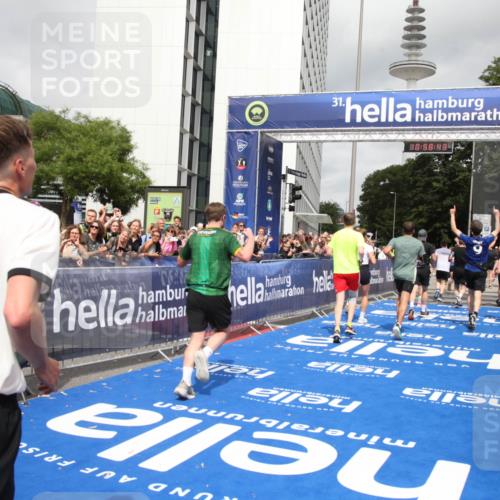 29.06.2025 - hella hamburg halbmarathon Michael Strokosch http://msf.ph/oto/8252563 29.06.2025 10:58:42 Ziel 1319, 2619, 2978, 3251, 4467, 6592, 6595, 7082, 7659, 8322, 9316, 12712, 12809, 12862, 12879, 13694, 15197, 16189, 18501, 18556, 18587 meine-sportfotos.de