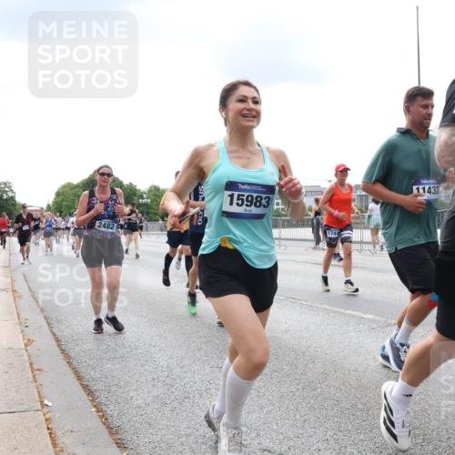 29.06.2025 - hella hamburg halbmarathon Lena Gebhardt http://msf.ph/oto/8252580 29.06.2025 10:34:13 Lombardsbrücke 1417, 1672, 1705, 1787, 1896, 2265, 2412, 2464, 2482, 2496, 2510, 2511, 2526, 2801, 2933, 3145, 3264, 3340, 3345, 3829, 3848, 4479, 4540, 4807, 4824, 4826, 4942, 5561, 5566, 5584, 5609, 5691, 5821, 5822, 5887, 6105, 6364, 6515, 6516, 6571, 6574, 6956, 7027, 7324, 7329, 7565, 8202, 8277, 8349, 8375, 8377, 8383, 8401, 8705, 8965, 9094, 9379, 9875, 9995, 10007, 10071, 10360, 10561, 10564, 11872, 13957, 16682, 16919, 17230, 18158, 18941 meine-sportfotos.de