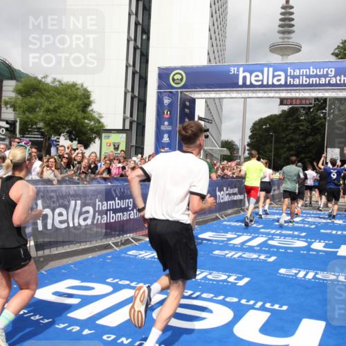 29.06.2025 - hella hamburg halbmarathon Michael Strokosch http://msf.ph/oto/8252589 29.06.2025 10:58:42 Ziel 1319, 2619, 2978, 3251, 4467, 6592, 6595, 7082, 7659, 8322, 9316, 12712, 12809, 12862, 12879, 13694, 15197, 16189, 18501, 18556, 18587 meine-sportfotos.de