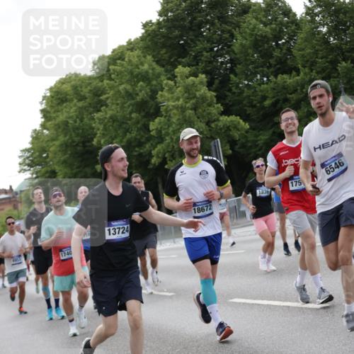29.06.2025 - hella hamburg halbmarathon Jannik Wohlers http://msf.ph/oto/8252629 29.06.2025 10:31:07 Lombardsbrücke 1844, 4953, 5165, 5846, 5965, 6078, 6546, 6573, 6640, 7772, 9183, 9812, 9883, 10240, 10586, 11587, 12381, 12758, 13724, 15024, 15222, 15575, 15725, 16541, 16978, 17043, 17404, 17517, 17706, 17989, 18390, 18507, 18613, 18672, 18883, 18943, 19068, 19233 meine-sportfotos.de
