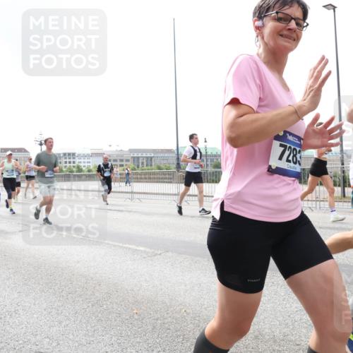 29.06.2025 - hella hamburg halbmarathon Lena Gebhardt http://msf.ph/oto/8252653 29.06.2025 10:45:45 Lombardsbrücke 1004, 1033, 1060, 1085, 1100, 1104, 1421, 1426, 1555, 1713, 1854, 1867, 1868, 1983, 2008, 2216, 2217, 2398, 2522, 2550, 2657, 2664, 2917, 2954, 2965, 2973, 3357, 3377, 3879, 4099, 4102, 4104, 4223, 4224, 4306, 4317, 4388, 4504, 4572, 4820, 5044, 5099, 5108, 5339, 5635, 5636, 5769, 5770, 5892, 5949, 6133, 6150, 6333, 6623, 6763, 6788, 6911, 6922, 7268, 7283, 7356, 7530, 7541, 7605, 7859, 8605, 8745, 9120, 9121, 9426, 9620, 10030, 10182, 10225, 10327, 10329, 10367, 10511 meine-sportfotos.de