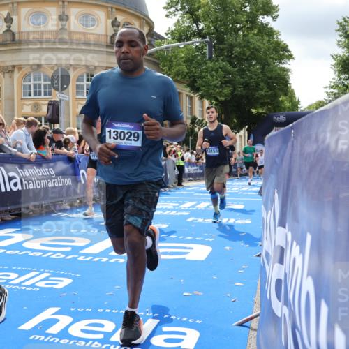 29.06.2025 - hella hamburg halbmarathon Strokosch-Dieckow http://msf.ph/oto/8252660 29.06.2025 10:40:59 Ziel 1136, 1677, 2568, 2949, 4871, 6550, 6683, 9358, 9547, 9755, 9815, 10934, 11062, 11922, 12088, 12385, 13029, 13158, 13268, 15689, 16347, 17032, 17100, 17620, 17720, 17971, 18045, 18049, 18173 meine-sportfotos.de