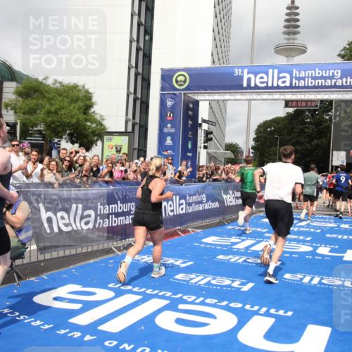 29.06.2025 - hella hamburg halbmarathon Michael Strokosch http://msf.ph/oto/8252665 29.06.2025 10:58:43 Ziel 1319, 2619, 2656, 2978, 3251, 4467, 6592, 6595, 7082, 7659, 8322, 10943, 11605, 11846, 12809, 12862, 13694, 15197, 16189, 18501, 18587 meine-sportfotos.de