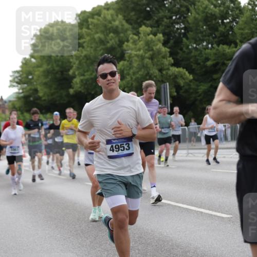 29.06.2025 - hella hamburg halbmarathon Jannik Wohlers http://msf.ph/oto/8252685 29.06.2025 10:31:11 Lombardsbrücke 1235, 1844, 1879, 3396, 3397, 3424, 3571, 3681, 4953, 5165, 5846, 5965, 6078, 6546, 6573, 6640, 7772, 8806, 9104, 9183, 9478, 9812, 9882, 9883, 10240, 10421, 10435, 10586, 11178, 11587, 12381, 12758, 13724, 15024, 15102, 15222, 15575, 16541, 16978, 17043, 17362, 17404, 17517, 17706, 17989, 18433, 18507, 18613, 18672, 18883, 18943, 19068, 19233 meine-sportfotos.de