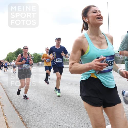29.06.2025 - hella hamburg halbmarathon Lena Gebhardt http://msf.ph/oto/8252694 29.06.2025 10:34:14 Lombardsbrücke 1417, 1672, 1705, 1787, 1896, 2265, 2412, 2464, 2482, 2496, 2510, 2511, 2526, 2801, 2933, 3145, 3264, 3340, 3345, 3829, 3848, 4479, 4540, 4807, 4824, 4826, 4942, 5561, 5566, 5584, 5609, 5691, 5821, 5822, 5887, 6105, 6171, 6329, 6364, 6515, 6516, 6571, 6574, 6956, 7027, 7324, 7329, 7565, 8202, 8277, 8349, 8375, 8377, 8383, 8401, 8705, 8965, 9094, 9379, 9875, 9995, 10007, 10071, 10360, 10561, 10564, 11872, 13957, 16682, 16919, 17230, 18158, 18941 meine-sportfotos.de