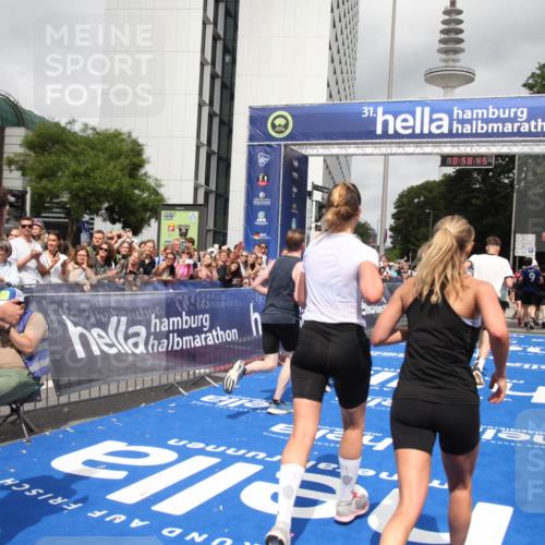 29.06.2025 - hella hamburg halbmarathon Michael Strokosch http://msf.ph/oto/8252704 29.06.2025 10:58:44 Ziel 1319, 2619, 2656, 2978, 4467, 5675, 6592, 6595, 7659, 8322, 8929, 10943, 11605, 11846, 12809, 12862, 13512, 13694, 15197, 16189, 18501, 18587 meine-sportfotos.de