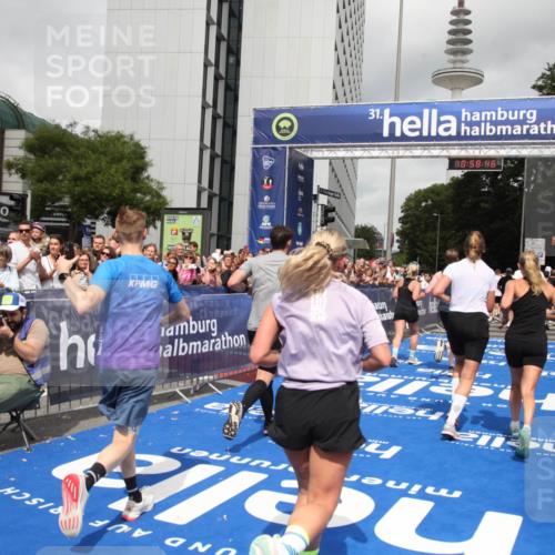 29.06.2025 - hella hamburg halbmarathon Michael Strokosch http://msf.ph/oto/8252756 29.06.2025 10:58:45 Ziel 1319, 2619, 2656, 5675, 6592, 6595, 7659, 8322, 8929, 10943, 11605, 11846, 12862, 13512, 13694, 13880, 14266, 14902, 15197, 16189, 17839, 18501, 18587 meine-sportfotos.de