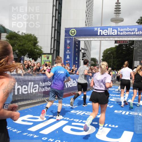 29.06.2025 - hella hamburg halbmarathon Michael Strokosch http://msf.ph/oto/8252801 29.06.2025 10:58:45 Ziel 1319, 2619, 2656, 5675, 6592, 6595, 7659, 8322, 8929, 10943, 11605, 11846, 12862, 13512, 13694, 13880, 14266, 14902, 15197, 16189, 17839, 18501, 18587 meine-sportfotos.de