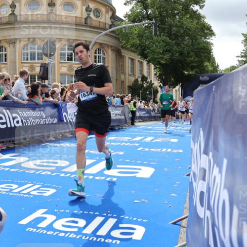 29.06.2025 - hella hamburg halbmarathon Strokosch-Dieckow http://msf.ph/oto/8252804 29.06.2025 10:41:00 Ziel 1136, 1677, 2568, 2949, 3618, 4871, 6550, 6683, 9358, 9659, 9755, 9815, 11062, 11922, 12088, 12385, 13029, 13158, 13268, 15689, 16347, 17032, 17100, 17620, 17720, 17971, 18045, 18049, 18173 meine-sportfotos.de