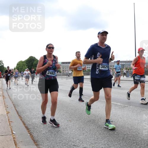 29.06.2025 - hella hamburg halbmarathon Lena Gebhardt http://msf.ph/oto/8252814 29.06.2025 10:34:14 Lombardsbrücke 1417, 1672, 1705, 1787, 1896, 2265, 2412, 2464, 2482, 2496, 2510, 2511, 2526, 2801, 2933, 3145, 3264, 3340, 3345, 3829, 3848, 4479, 4540, 4807, 4824, 4826, 4942, 5561, 5566, 5584, 5609, 5691, 5821, 5822, 5887, 6105, 6171, 6329, 6364, 6515, 6516, 6571, 6574, 6956, 7027, 7324, 7329, 7565, 8202, 8277, 8349, 8375, 8377, 8383, 8401, 8705, 8965, 9094, 9379, 9875, 9995, 10007, 10071, 10360, 10561, 10564, 11872, 13957, 16682, 16919, 17230, 18158, 18941 meine-sportfotos.de