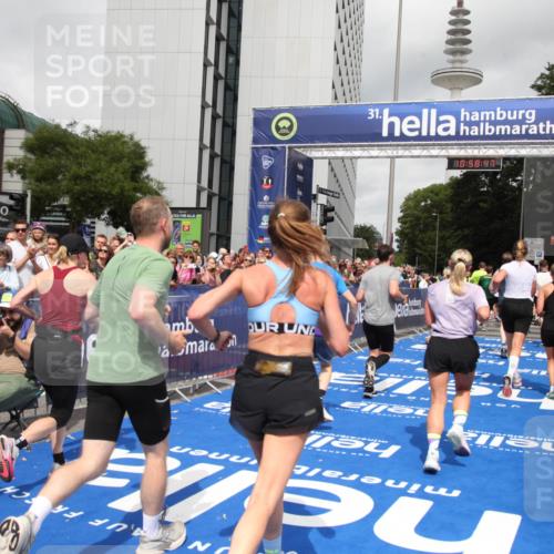 29.06.2025 - hella hamburg halbmarathon Michael Strokosch http://msf.ph/oto/8252840 29.06.2025 10:58:46 Ziel 1319, 2656, 5675, 6592, 7659, 8322, 8929, 10943, 11605, 11846, 12862, 13512, 13694, 13880, 14266, 14902, 15197, 16189, 17839, 18587 meine-sportfotos.de