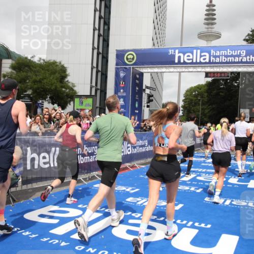 29.06.2025 - hella hamburg halbmarathon Michael Strokosch http://msf.ph/oto/8252848 29.06.2025 10:58:46 Ziel 1319, 2656, 5675, 6592, 7659, 8322, 8929, 10943, 11605, 11846, 12862, 13512, 13694, 13880, 14266, 14902, 15197, 16189, 17839, 18587 meine-sportfotos.de