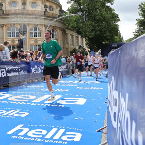 29.06.2025 - hella hamburg halbmarathon Strokosch-Dieckow http://msf.ph/oto/8252850 29.06.2025 10:41:02 Ziel 1136, 2568, 2949, 3618, 4380, 4871, 5709, 6550, 6683, 9358, 9659, 9755, 9815, 11062, 11922, 12088, 12385, 13029, 13158, 13268, 15689, 16347, 17032, 17100, 17620, 17720, 17971, 18045, 18049 meine-sportfotos.de
