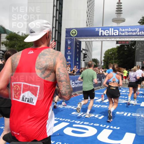 29.06.2025 - hella hamburg halbmarathon Michael Strokosch http://msf.ph/oto/8252851 29.06.2025 10:58:47 Ziel 1319, 2656, 2840, 5675, 6592, 8322, 8929, 10943, 11605, 11846, 12862, 13512, 13694, 13880, 14266, 14902, 15197, 16189, 17839, 18587 meine-sportfotos.de