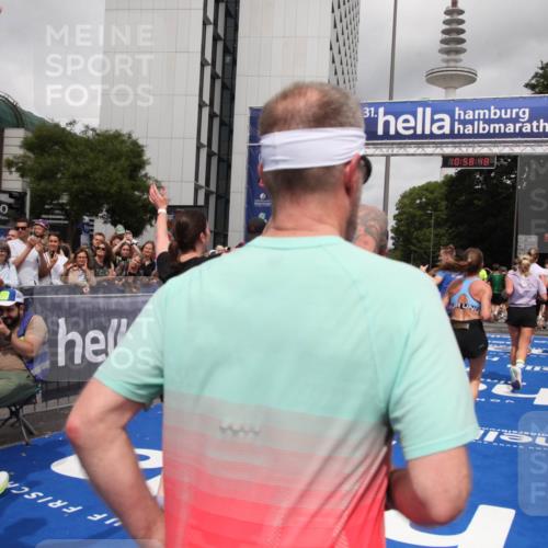 29.06.2025 - hella hamburg halbmarathon Michael Strokosch http://msf.ph/oto/8252865 29.06.2025 10:58:47 Ziel 1319, 2656, 2840, 5675, 6592, 8322, 8929, 10943, 11605, 11846, 12862, 13512, 13694, 13880, 14266, 14902, 15197, 16189, 17839, 18587 meine-sportfotos.de