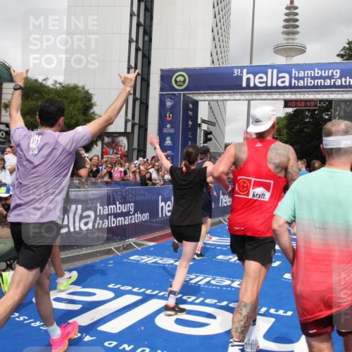 29.06.2025 - hella hamburg halbmarathon Michael Strokosch http://msf.ph/oto/8252873 29.06.2025 10:58:47 Ziel 1319, 2656, 2840, 5675, 6592, 8322, 8929, 10943, 11605, 11846, 12862, 13512, 13694, 13880, 14266, 14902, 15197, 16189, 17839, 18587 meine-sportfotos.de